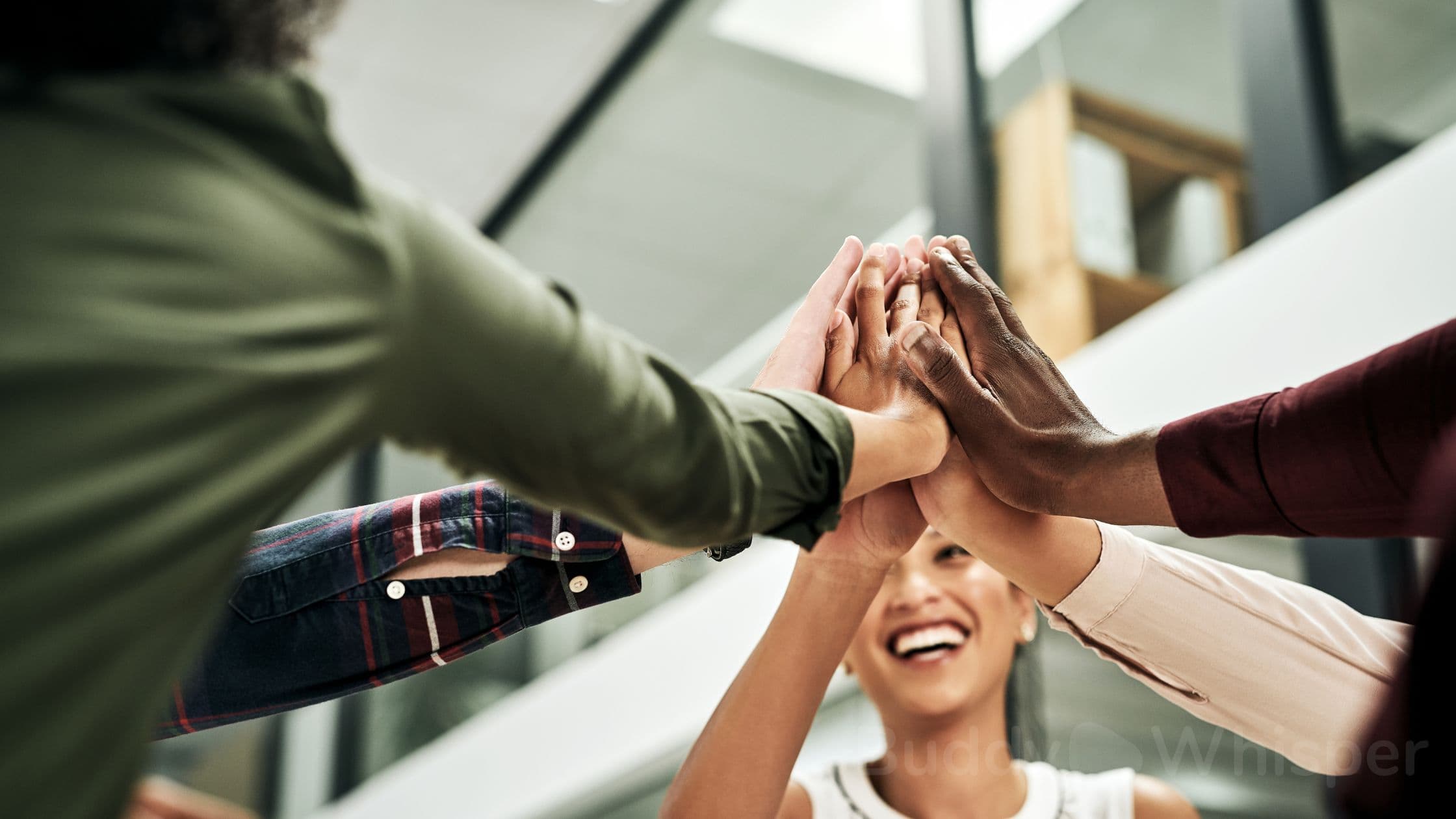 Bienestar laboral en la oficina moderna - Empleados colaborando en un ambiente positivo